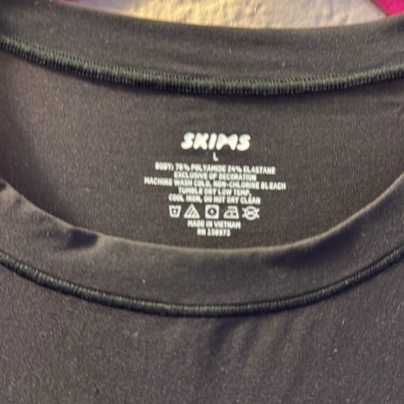 NWOT Skims scoop neck tshirt - Picture 2 of 2